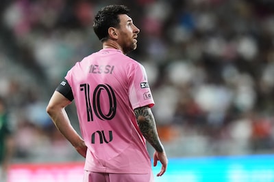 Staande ovatie van fans: Lionel Messi maakt rentree na overlijden vader