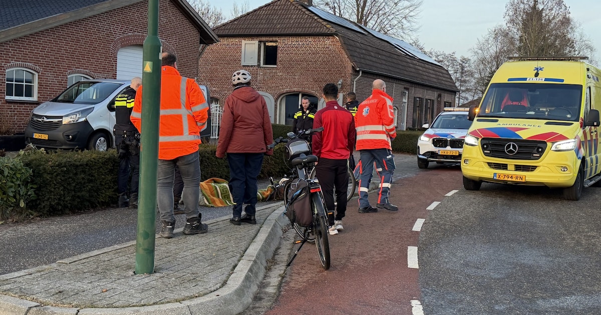 Fietsster valt en raakt stoeprand in Zeeland, met flinke wonden naar ziekenhuis
