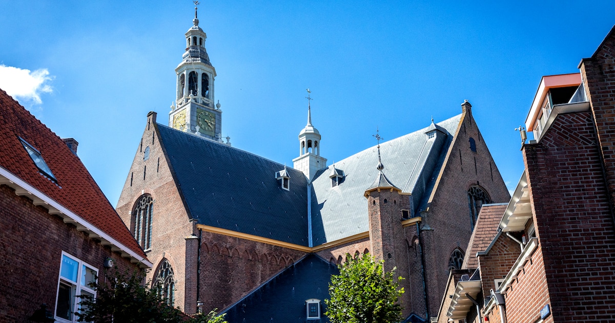 Vrijwilligers poetsen kroonluchters in Groote Kerk Maassluis