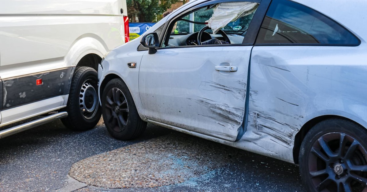 Automobilist naar ziekenhuis na aanrijding tussen auto en bestelbus in Hengelo