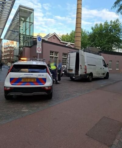 Handhavers in Eindhoven bijna geschept door busje: bestuurder blijkt zonder rijbewijs en verzekering