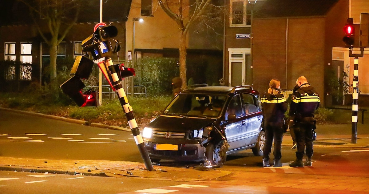 Automobilist rijdt verkeerslicht omver in de Prins Bernhardstraat in Hilversum