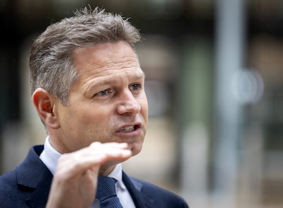 Should climate policy be put on the back burner? Parliament wrangles over grid connection freeze