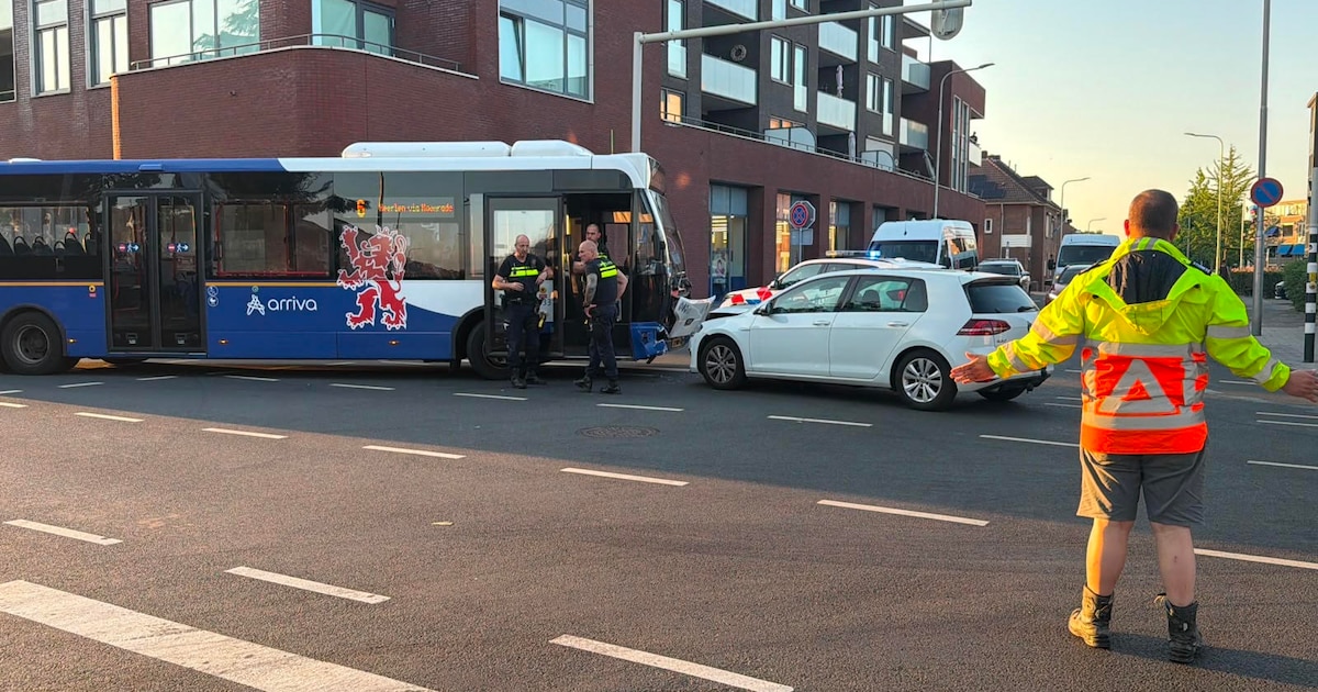 Auto en lijnbus in botsing op Kruisstraat in Kerkrade