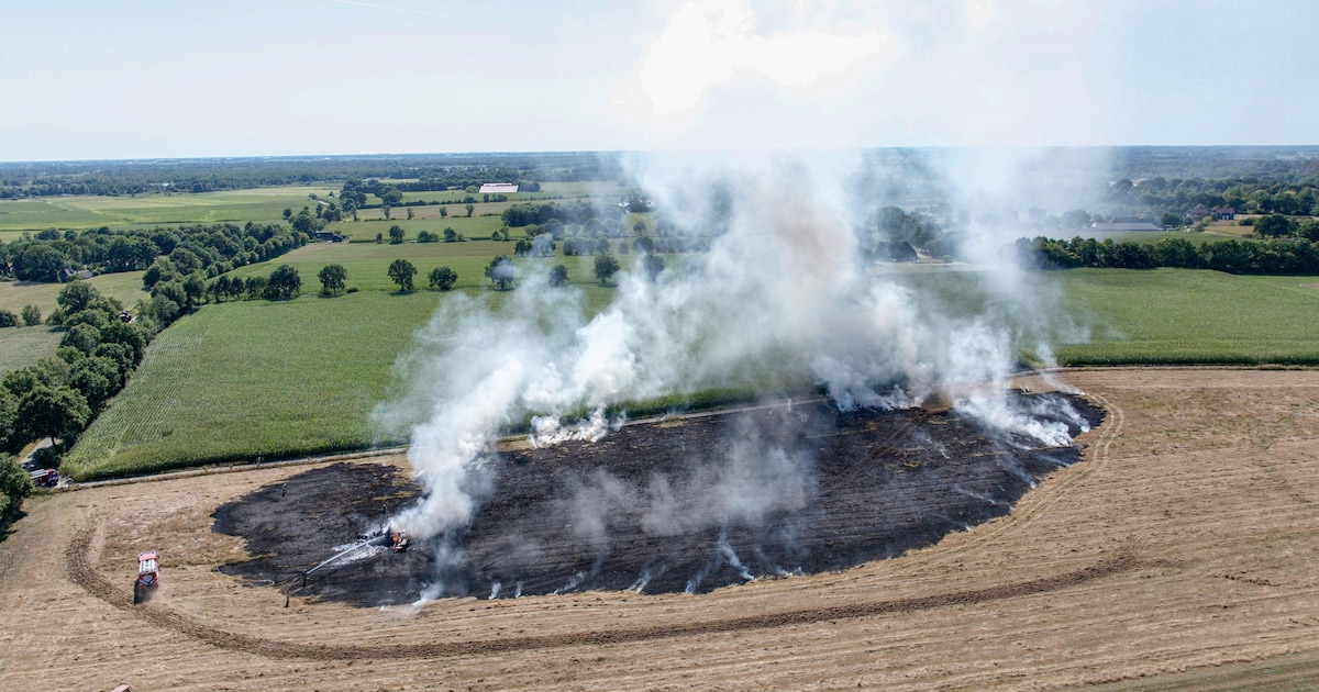 Trekker vliegt in brand op gortdroge akker in Paasloo, grote rookwolken te zien in omgeving
