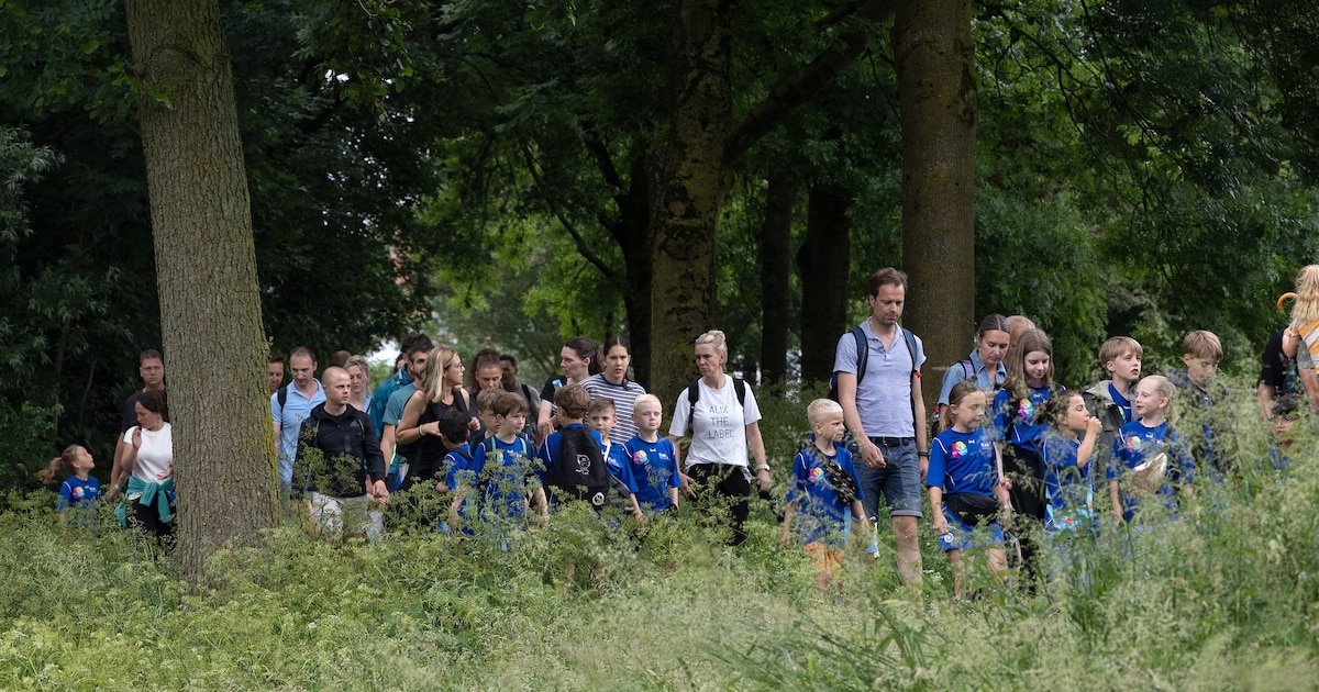 Avondvierdaagse Doetinchem ontsnapt aan slecht weer: basisscholieren lopen 5 kilometer met slechts p
