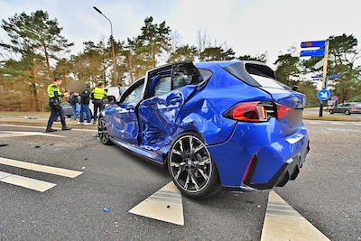 Auto rijdt N69 op in Westerhoven en wordt geraakt door bestelbus, hond veilig uit voertuig gehaald