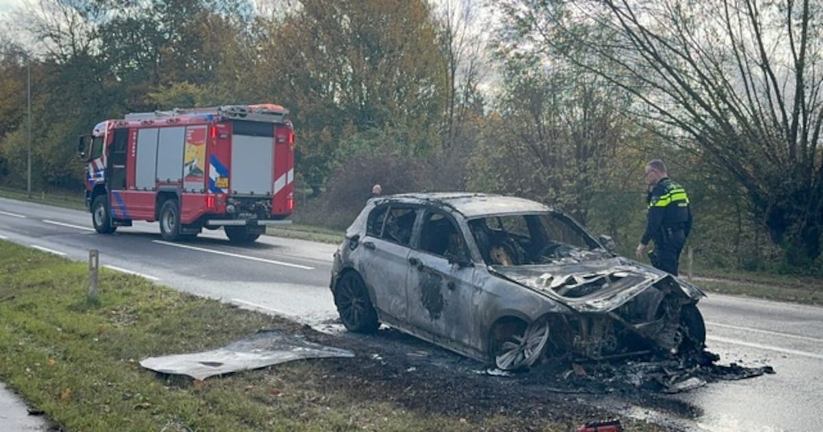 Auto gaat in vlammen op langs de Europaweg-Noord in Landgraaf