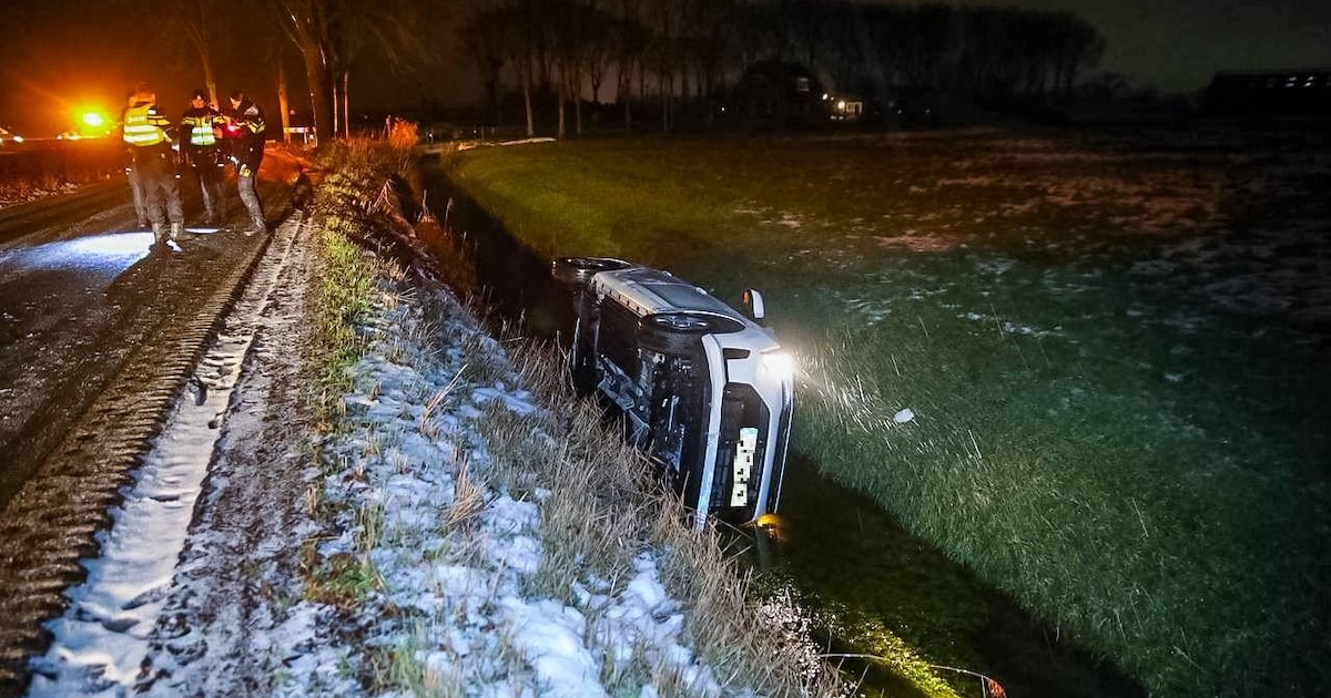 Auto eindigt op zijn kant in de sloot bij Klarenbeek
