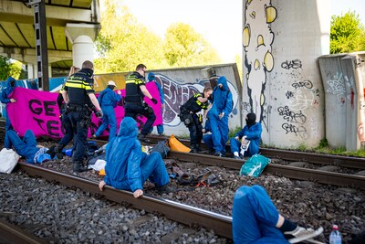 Goederenspoorlijn voor vijfde keer in korte tijd geblokkeerd, politie voert actievoerders af