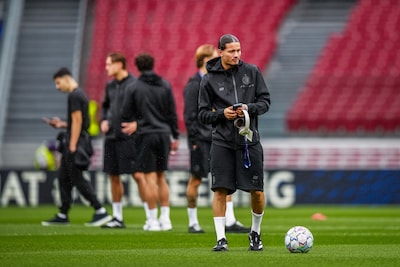Van Bronckhorst legt plan met Javi López op de linkerflank uit, slecht weer in Barcelona