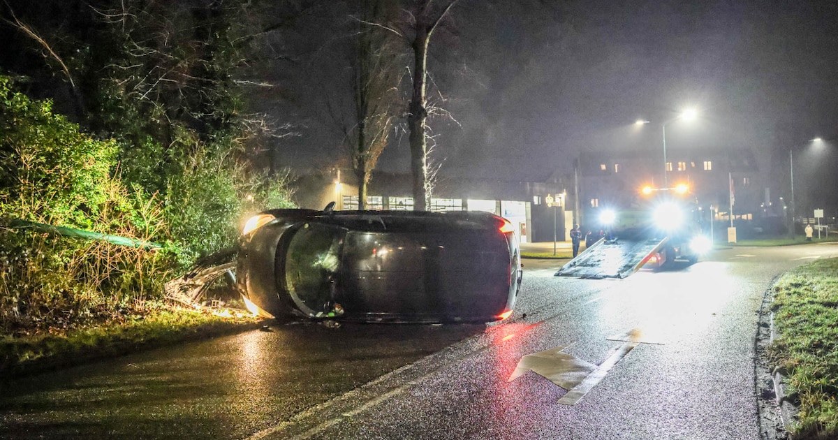Auto op zijn kant bij eenzijdig ongeval recht voor brandweerkazerne in Leusden