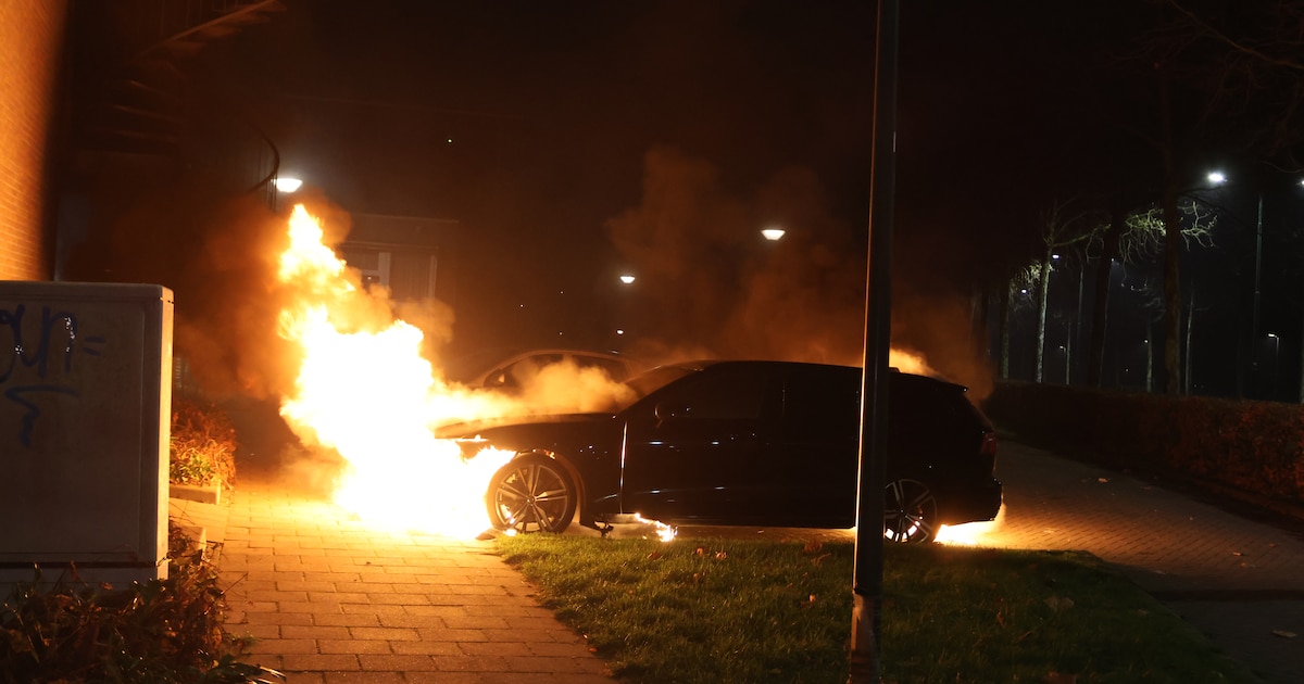 Meters hoge vlammen uitgeparkeerde auto in Veenendaal