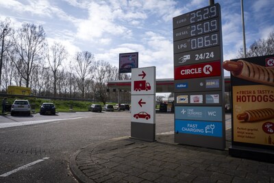 Oil prices fall after news of possible US-Iran peace talks