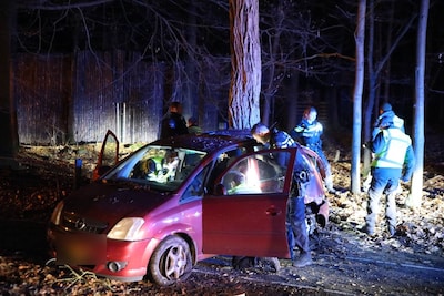 Automobilist vlucht voor controle in Apeldoorn en crasht tegen boom, vermoedelijk was hij onder invl