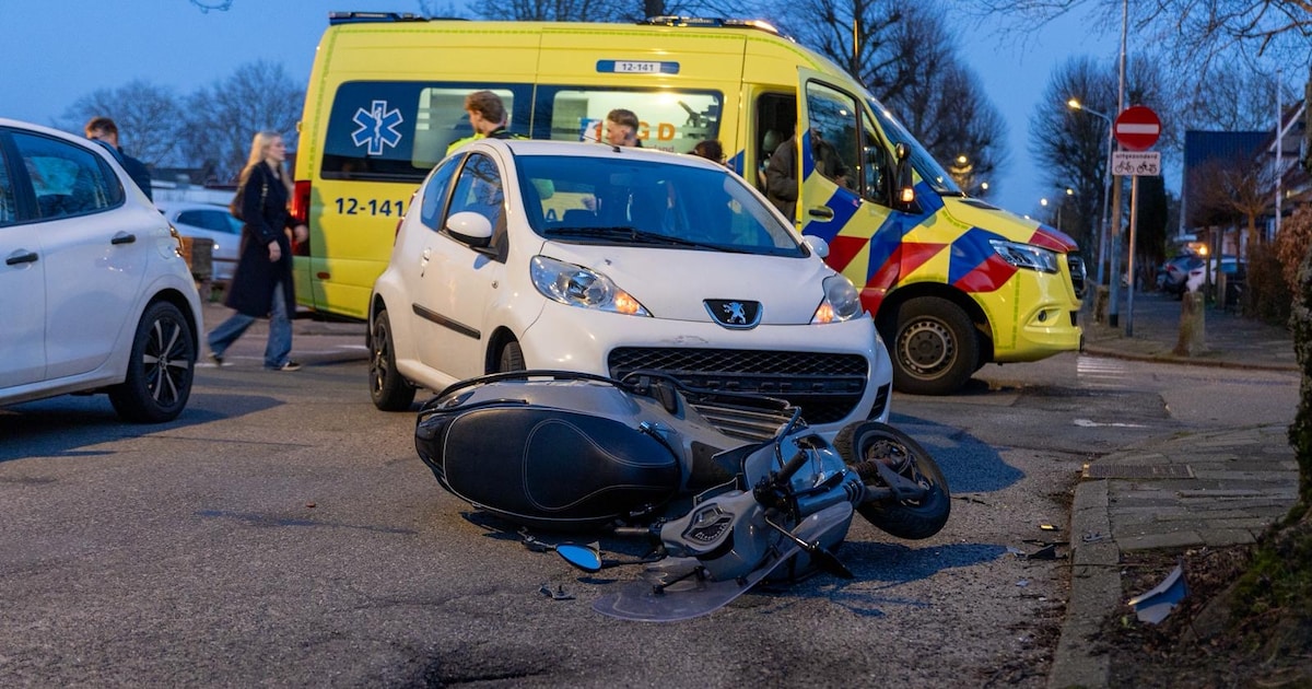 Scooterrijder gewond na botsing met auto in Zwanenburg
