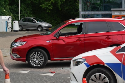 Auto en vrachtwagen botsen bij tankstation in Dronten, één gewonde