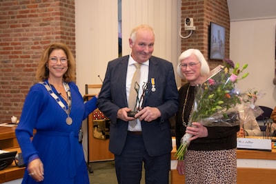 Negen raadsleden Nunspeet nemen afscheid, vier krijgen koninklijke onderscheiding