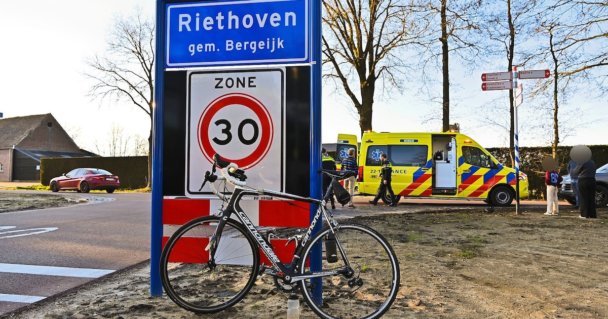 Wielrenner aangereden door auto op kruispunt in Riethoven, fietser belandt in de modder