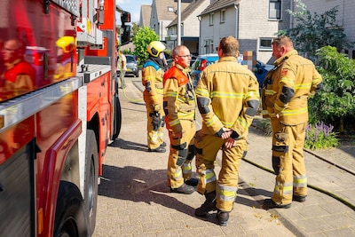 Kleine brand bij woning in Oss, brandweer haalt gevelplaten weg om na te blussen