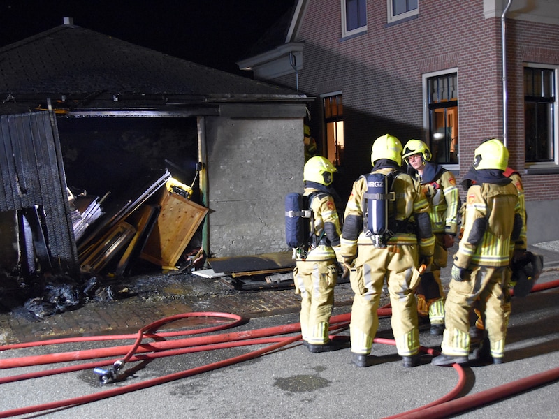 Drie containers vatten vlam in Brakel, vuur slaat over naar schuur