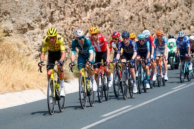 Kopgroep loopt uit op achtervolgers met topfavoriet Van Aert, dubbele opgave bij Alpecin