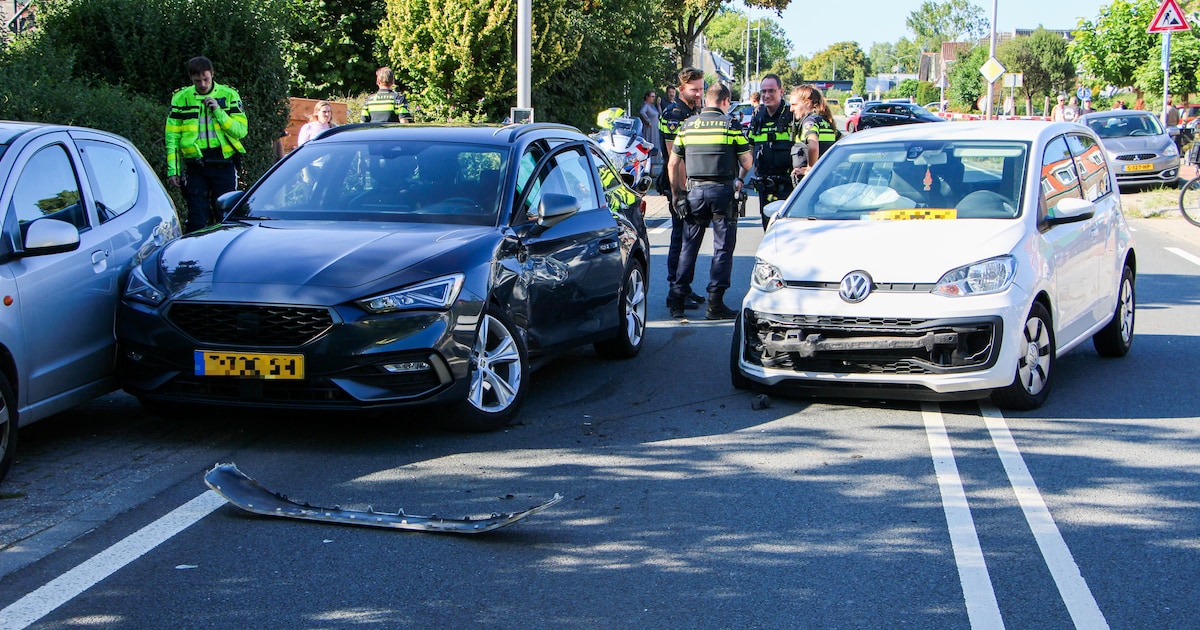 Auto's botsen in Boskoop, bestuurder kan niet uitstappen