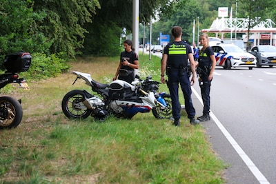 Motor beschadigd na botsing met auto aan Apeldoornseweg in Arnhem