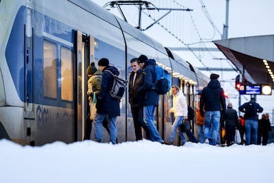 2026-01-08-08-44-10-breukelen-reizigers-op-het-perron-vanwege-het-aanhoudende-winterse-weer-heeft-de-ns-de-dienstregeling-aangepast-en-rijden-er-minder-treinen-robin-van-lonkhuijsen-anp