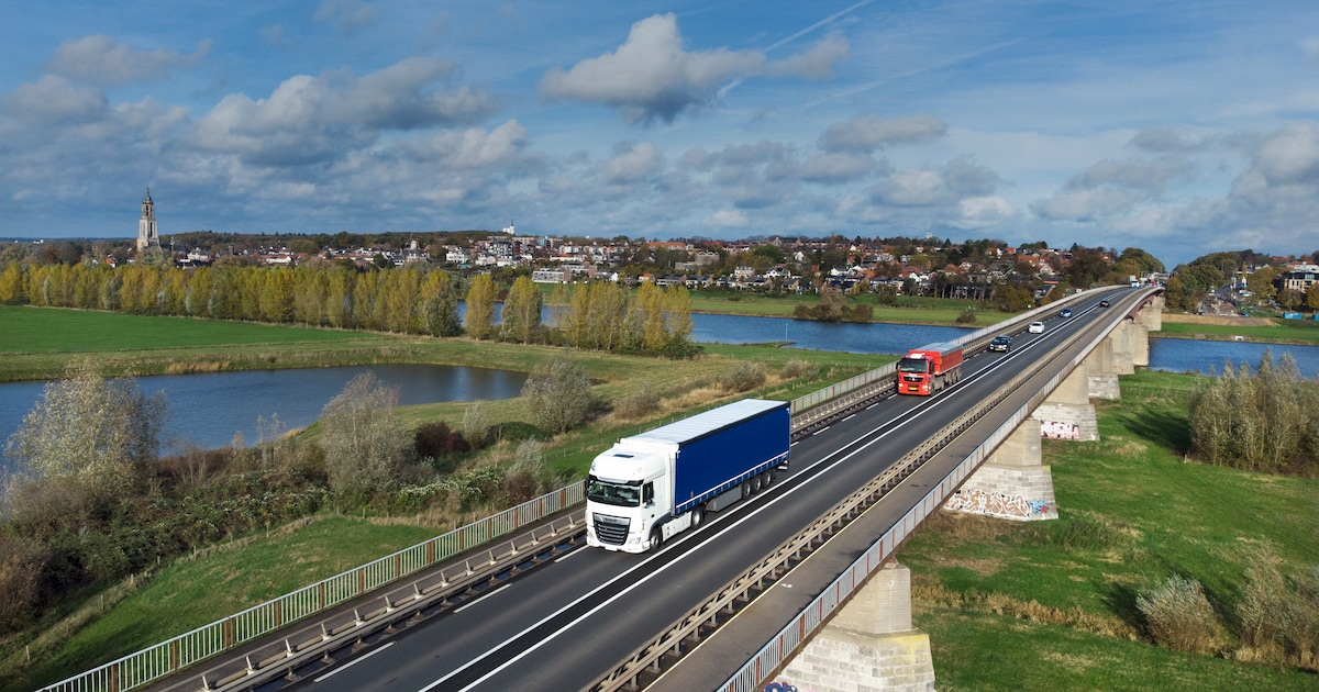 Nieuw onderzoek naar de pijlers die straks de verbrede Rijnbrug moeten dragen