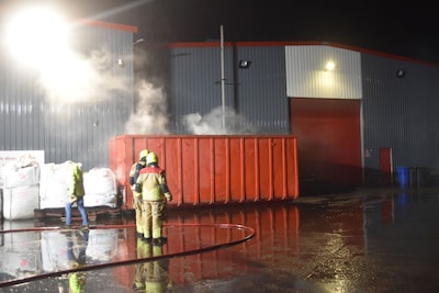 Afvalcontainer vliegt in brand op bedrijventerrein in Zaltbommel