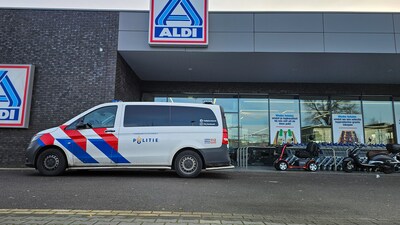 Aldi-medewerkster laat met druk op noodknop overval mislukken, politie toont beelden dader
