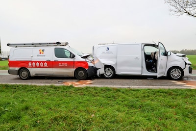 Twee gewonden bij kettingbotsing op de N320 in Beusichem