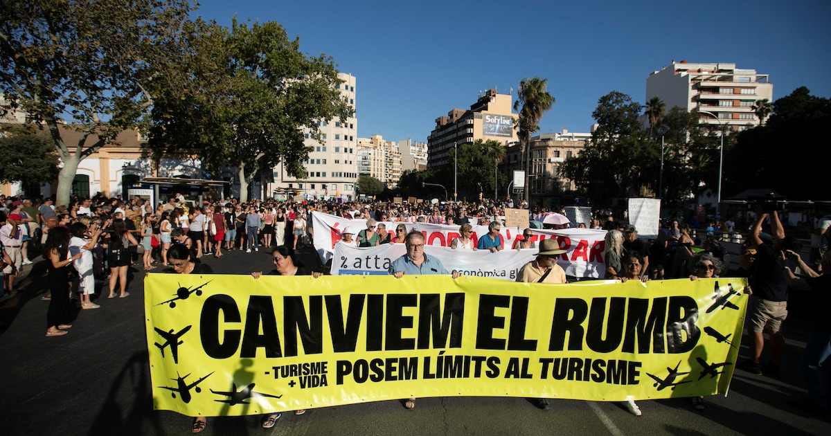 Tienduizenden protesteren op Mallorca tegen toerisme | Nieuws | AD.nl
