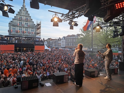 Bomvolle Markt gaat uit zijn dak bij optreden van BENR, ook op andere plekken in regio feest