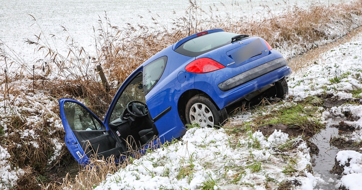 Auto in berm langs A7 bij Bad Nieuweschans, bestuurder spoorloos