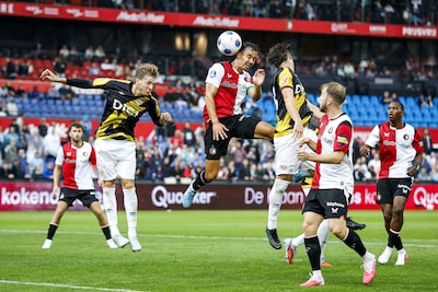 Feyenoord komt na prachtige pass van Kasanwirjo weer op voorsprong tegen Rayo Vallecano