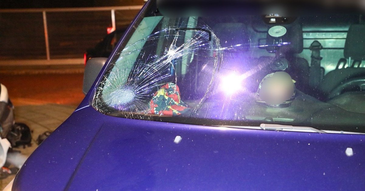 Scooterrijder belandt op voorruit van bestelbus op de Pastoor Gowthorpestraat in Barneveld