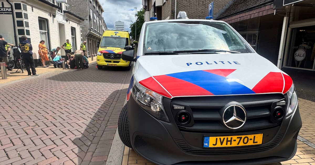 Duofiets botst tegen paaltje in Apeldoorn, twee gewonden