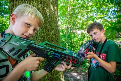 Deze twee neefjes zijn 9 en 10 jaar en runnen al een laserbedrijf: ‘Hoe goedkoper hoe beter’