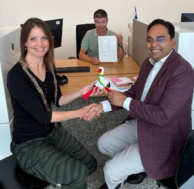 Lief: wethouder Kavish Partiman geeft pasgeboren dochter aan bij collega-wethouder