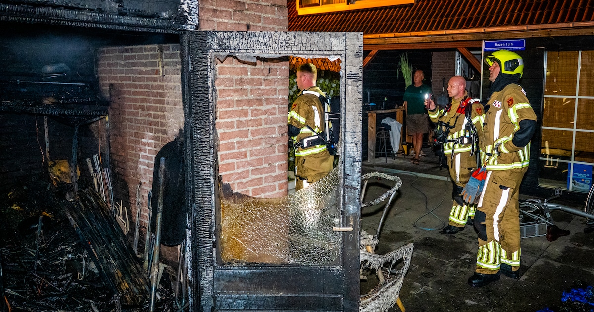 Schuur achter woning verwoest door brand in Koudekerk