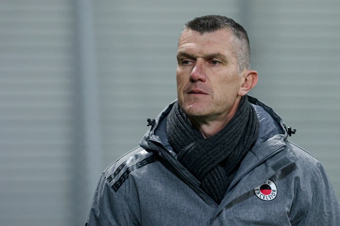 Excelsior trainer Marinus Dijkhuizen des duivels Een aantal jongens denkt dat ze op tachtig procent kunnen trainen Regiosport Rotterdam AD