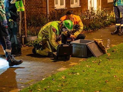 Hulpdiensten onderzoeken incident met gevaarlijke stof in woning in Helmond, bewoner naar ziekenhuis