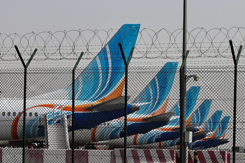 Vliegtuigen van FlyDubai staan werkeloos geparkeerd op Dubai International Airport