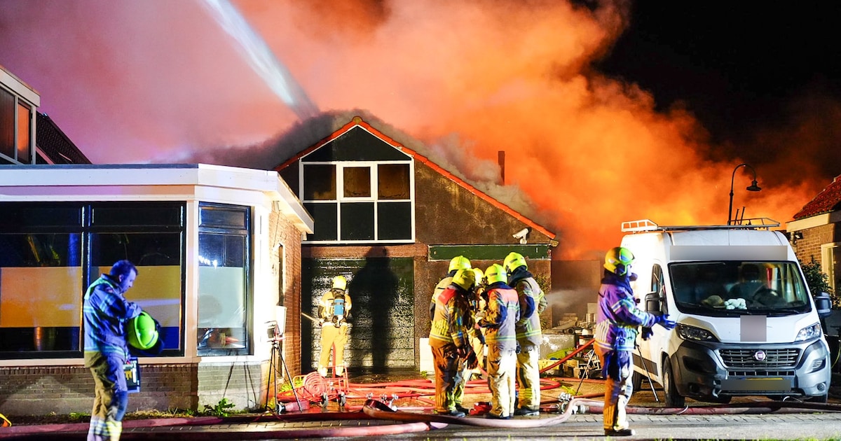 Grote brand in loods Medemblik na zes uur onder controle: twee aangrenzende huizen gered