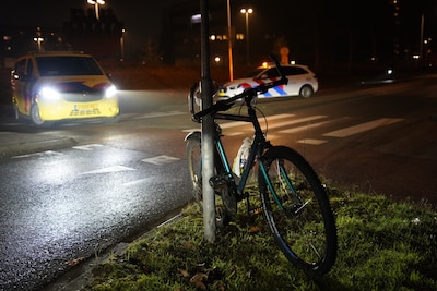 Fietser gewond na botsing bij rotonde op de Rijnlaan in Zwolle