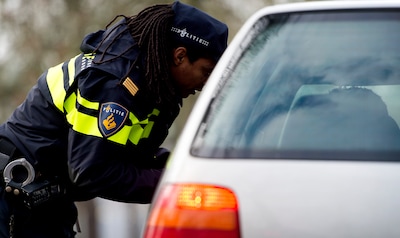 Appen achter het stuur of geen gordel om: politie gaat strafpunten uitdelen aan ‘verkeershufters’