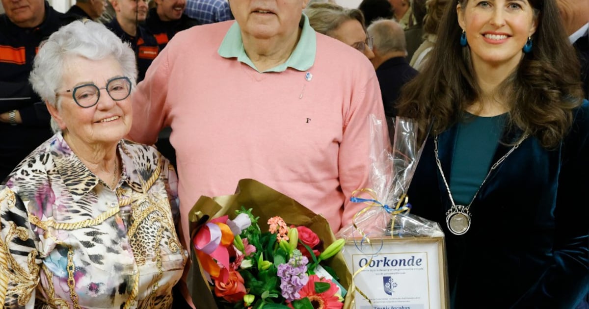 Teus Dorrestijn ontvangt erespeld in Blaricum