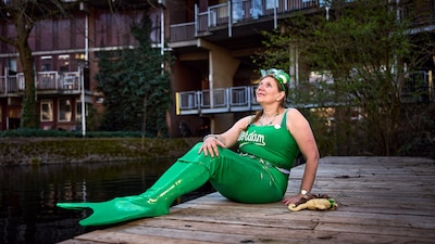 Petra strijdt als zeemeermin tegen zwerfplastic in het water: ‘Mensen pleuren alles er maar in’